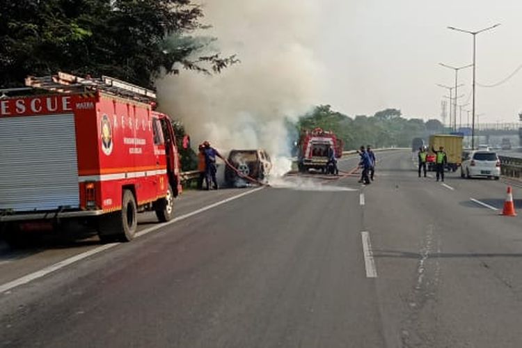 Mobil Rush terbakar di Jalan Tol JORR Kalimalang, Selasa (30/6/2020)