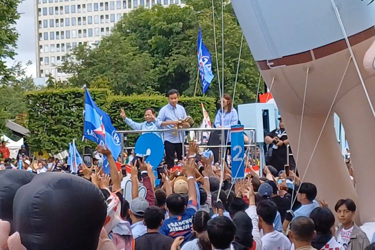 Calon presiden (capres) dan calon wakil presiden (cawapres) nomor urut 2 Prabowo Subianto dan Gibran Rakabuming Raka melakukan kampanye akbar bernama Kirab Kebangsaan di Kawasan Semarang, Jawa Tengah, Minggu (28/1/2024).