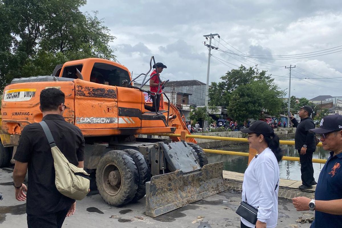 Wali Kota Semarang Agustina Wilujeng saat meninjau kerja bakti dan talut di Kali Banger, Kita Semarang. 