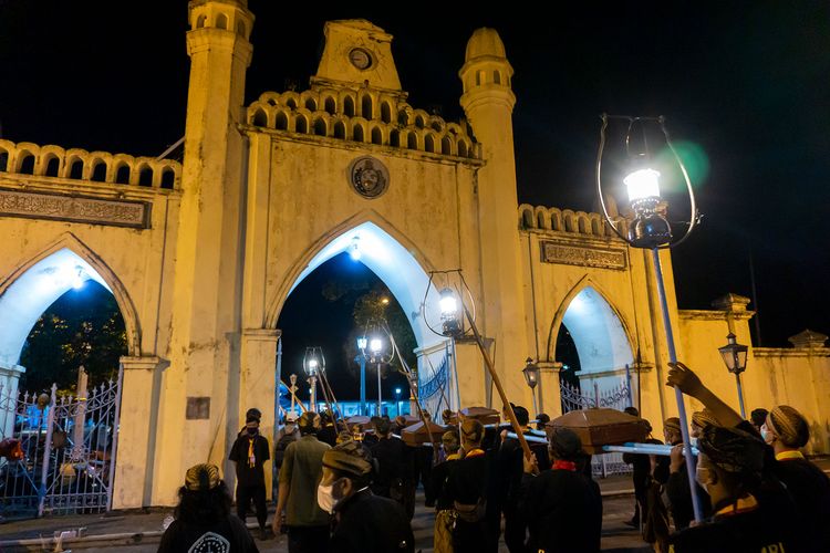 Peserta kirab memasuki gapura Masjid Agung Surakarta dalam rangkaian tradisi Maringaken Zakat Fitrah Dalem Keraton Surakarta, Minggu (9/5/2021).