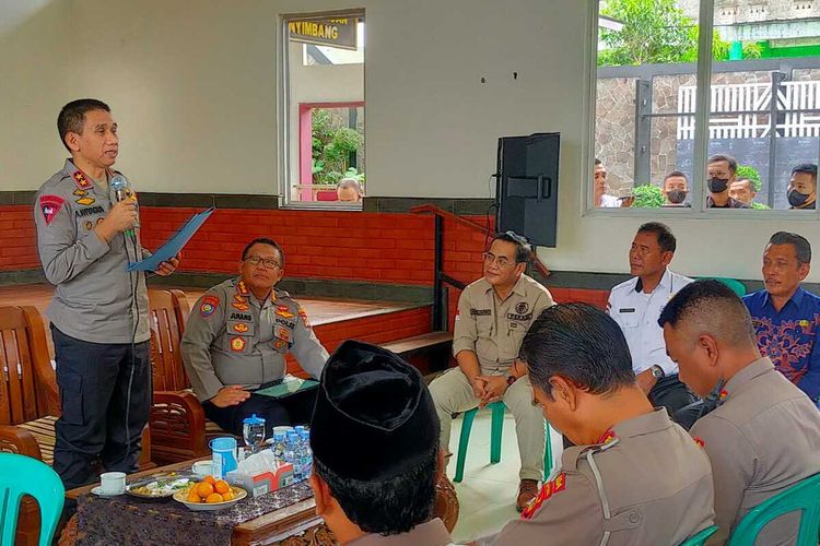 Kapolda Lampung Irjen Akhmad Wiyagus melakukan pertemuan dengan sejumlah tokoh masyarakat untuk menekan aksi geng motor bersenjata tajam, Jumat (13/1/2023).