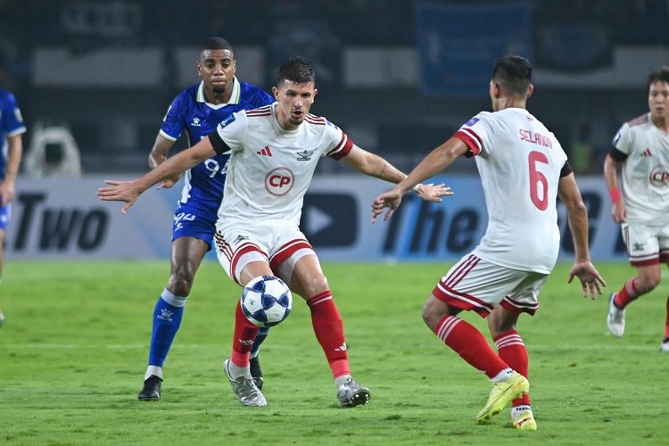 Bek Bangkok United Philipe Maia melakukan aksi melindungi bola agar tak direbut pemain Persib Bandung Uilliam Barros pada laga terakhir Grup G AFC Champions League Two (ACL 2) 2025-2026, Rabu (10/12/2025) di Gelora Bandung Lautan Api (GBLA). 