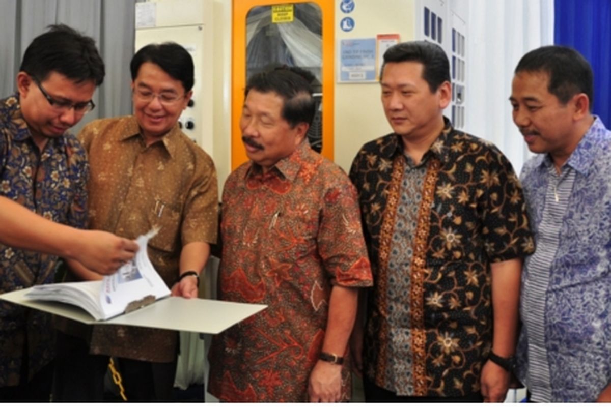 Johnny Darmawan (tengah) didampingi Presdir Astra Otoparts Siswanto Prawiroatmodjo (kedua dari kiri), Presdir Winteq Gustav A. Husein (kanan) dan perwakilan Nittan Valve Co.,Ltd Japan Ryuji Iwamoto (kedua dari kanan) tengah mendengarkan penjelasan dari Operation Division Head Divisi Winteq Reza Treistanto mengenai mesin produksi yang akan diekspor.