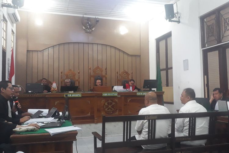 Direktur PT Dalihan Natolu Grup, Akhirun Piliang (kiri) dan Direktur Utama PT Rona Mora, Reyhan Dulsani (kanan) saat mengikuti sidang pemeriksaan sebagai terdakwa di Pengadilan Negeri (PN) Medan, Kamis (23/10/2025).
