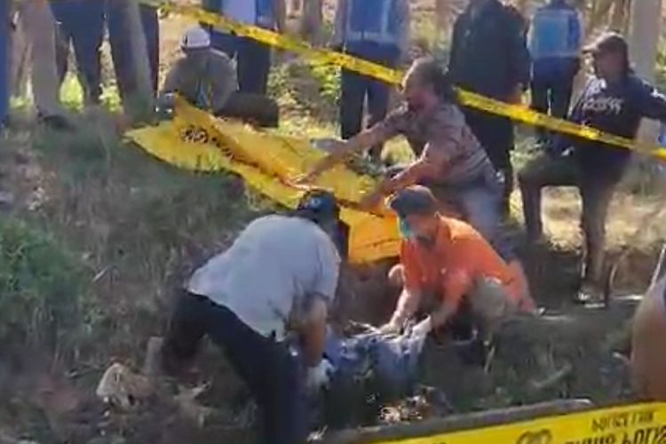 Proses evakuasi kerangka wanita di Sidoarjo, Senin (26/8/2024).