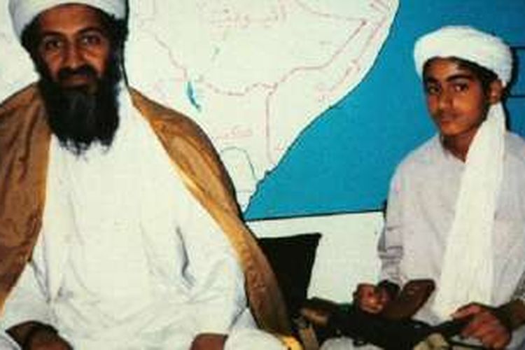 Osama bin Laden semasa hidupnya dan putranya, Hamza bin Laden. Keduanya duduk di depan peta Teluk Arab.