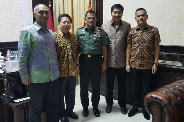 Penglima TNI Jenderal Gatot Nurmantyo (ketiga dari kiri) menerima kunjungan Steering Committee Piala Presiden 2017 di kediamannya, Jumat (3/2/2017).