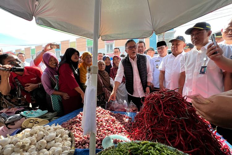 Mendag Zulhas meninjau Pasar Cendrawasih di Kota Metro, Lampung pada Kamis (13/4/2023). 
