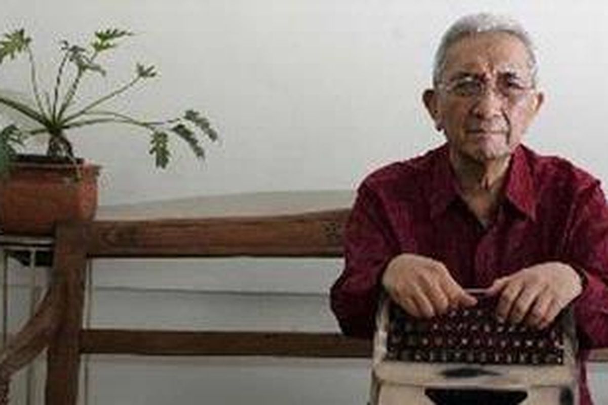 Rosihan Anwar, dan mesin tik tua yang tidak bisa ditinggalkannya saat menulis.