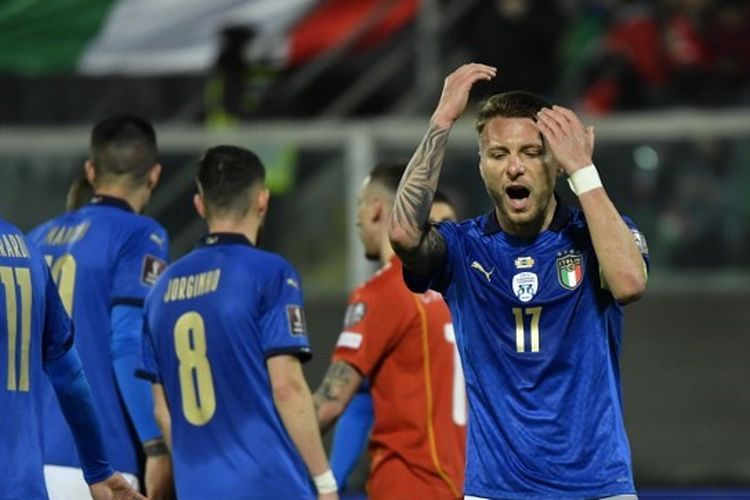 Penyerang Italia Ciro Immobile menunjukkan gestur kecewa setelah timnya takluk dari Makedonia Utara pada semifinal Playoff Piala Dunia 2022 di Stadion Renzo Barbera, Palermo, Jumat (25/3/2022) dini hari WIB.