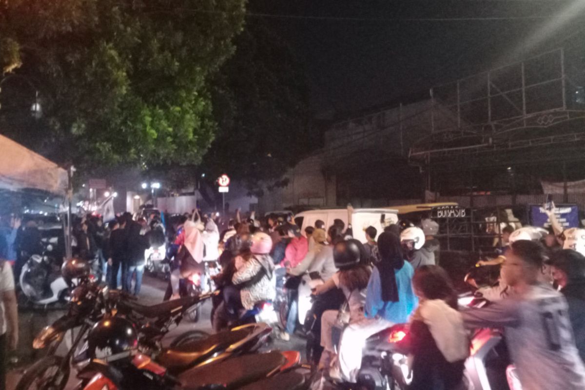 Warga melakukan konvoi kendaraan usai mengikuti nomton bareng final liga 1 antara Persib Bandung melawan Madura United di Alun-Alun Garut, Kumat (31/05/2024) malam. Persiib berhasil menjuarai liga 1 setelahengalahkan Madura United 3-1