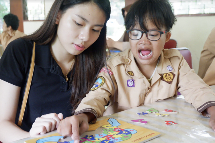  Michelle Huang, Alumnus S1 Business 2018 Prasmul saat menjadi social worker di salah satu Sekolah Luar Biasa (SLB) di Jakarta Selatan untuk mata kuliah Community Development 1.