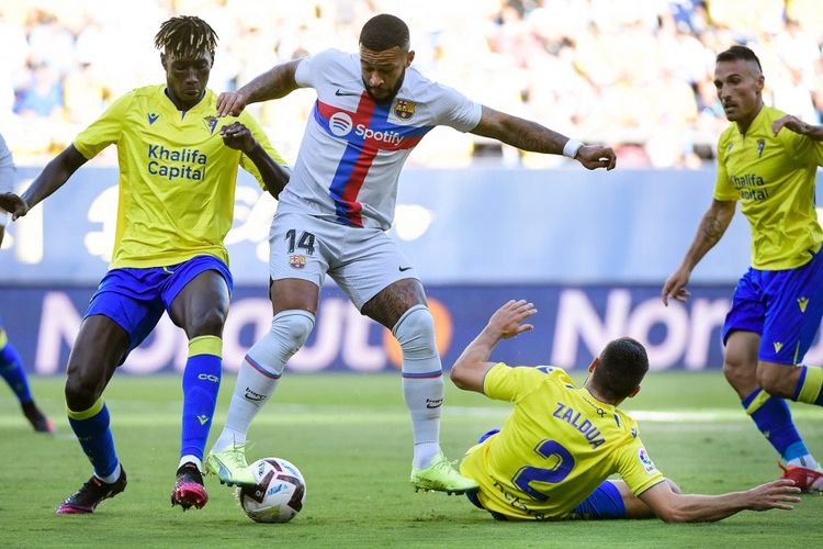 Penyerang Barcelona, Memphis Depay, beraksi pada laga Liga Spanyol kontra Cadiz di Estadio Nuevo Mirandilla, Sabtu (10/9/2022).