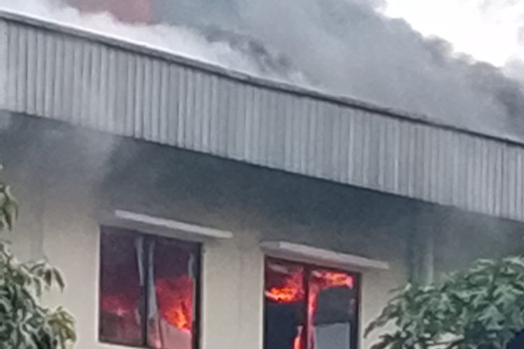 Pabrik Kaos Kaki di Bekasi Kebakaran, 11 Mobil Damkar Dikerahkan