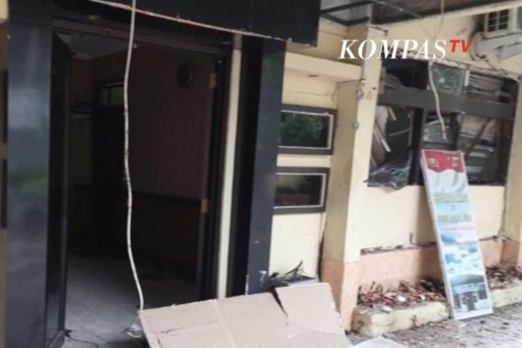 Suasana di Mapolsek Astanaanyar, Bandung, usai ledakan bom bunuh diri, Rabu (7/12/2022). 