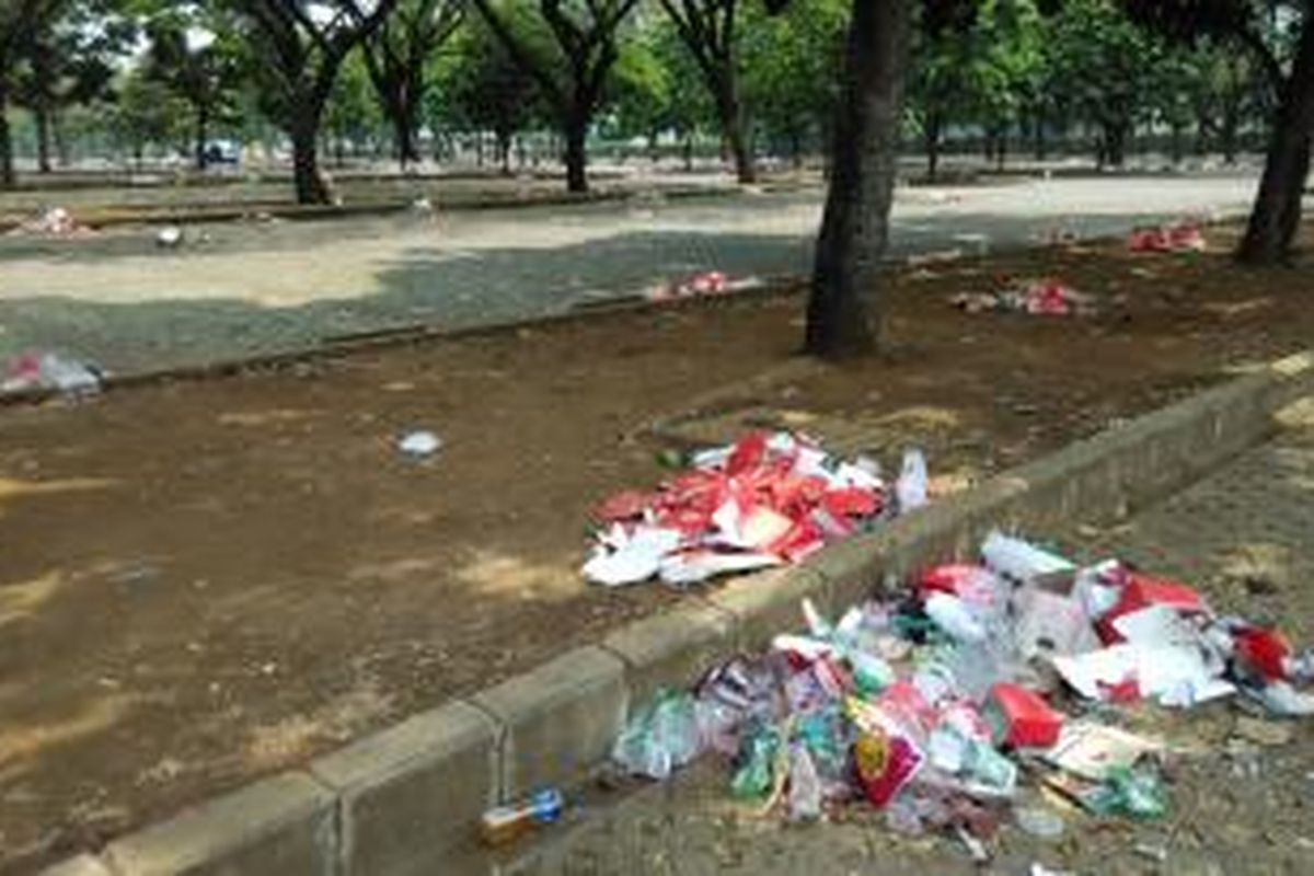 Sejumlah sampah sisa helatan Piala Presiden masih tampak di kawasan Parkir Timur Senayan, Senin (19/10/2015).
