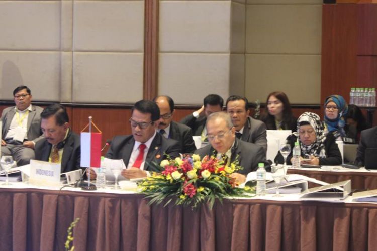 Menteri Pertanian Andi Amran Sulaiman (tengah pakai kacamata) dalam forum pertemuan Menteri Pertanian , Perikanan dan Kehutanan ASEAN (AMAF) ke-40 di Hanoi, Vietnam, yang berlangsung dari 11-12 Oktober 2018.