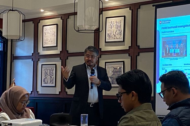 CEO Pertamina NRE, John Anis, menyampaikan terkait langkah transisi energi perusahaannya, di Jakarta Pusat, Kamis (3/7/2025). 