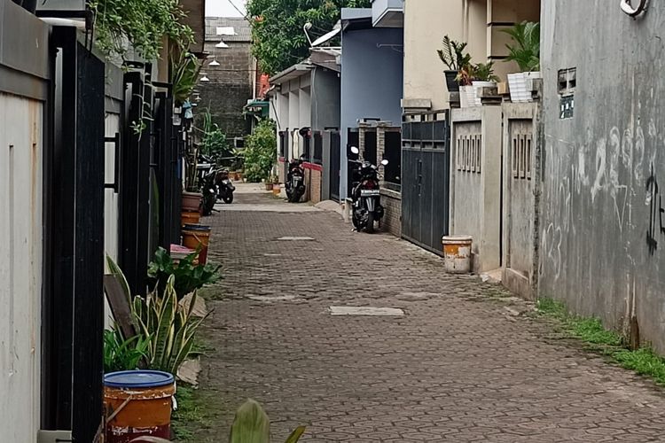 Lokasi yang diduga ada seekor babi ngepet berkeliaran di depan rumah warga kawasan Pondok Aren, Tangerang Selatan, Selasa (2/5/2023). Setelah diselidiki dari hasil rekaman CCTV dan bukti foto, rupanya seekor anjing liar yang berkeliaran.