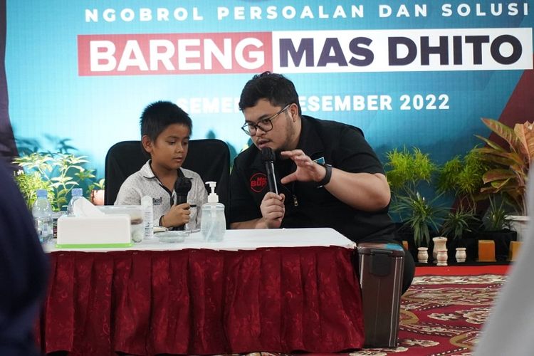 Muhamad Brian Putra, siswa kelas 3 SD NU Darussalam saat mengutarakan pertanyaan tentang Kartu Indonesia Pintar (KIP) kepada Bupati Kediri Hanindhito Himawan Pramana pada Jumat (2/12/2022). 

