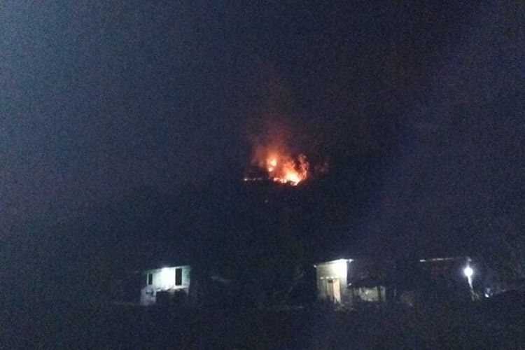 Bukit Doro Ronda di Kelurahan Dara, Kecamatan Rasanae Barat, Kota Bima, NTB, terbakar dan nyaris merembet ke area pemukiman warga, Rabu (24/8/2022).
