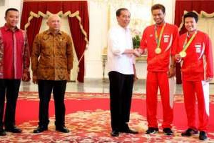 Presiden Joko Widodo berbincang dengan peraih medali emasOlimpiade rio De Janeiro, Tontowi Ahmad/Liliyana Natsir