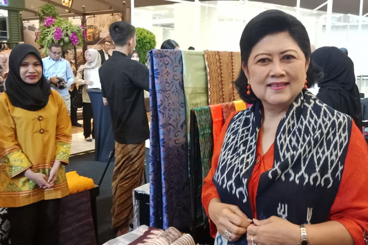 Istri Presiden keenam RI Susilo Bambang Yudhoyono (SBY), Ani Yudhoyono ketika menghadiri pameran dan bazar tenun Cita Tenun Indonesia di Pacific Place, Jakarta, Kamis (15/11/2018).