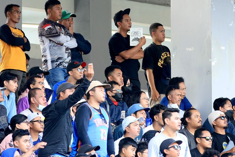 Terpantau seorang penonton yang menyaksikan PSIM Yogyakarta membawa zine salah satu karya komunitas bawahskor saat laga babak 12 besar Liga 1 2023-2024 melawan PSMS Medan yang berakhir dengan skor 2-1 di Stadion Mandala Krida Yogyakarta, Jumat (12/1/2023) sore.
