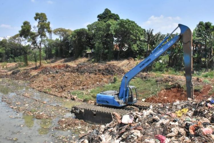 Alat berat melakukan pengerukan di Waduk Jakarta Timur, Jakarta, Senin (8/8/2022). 