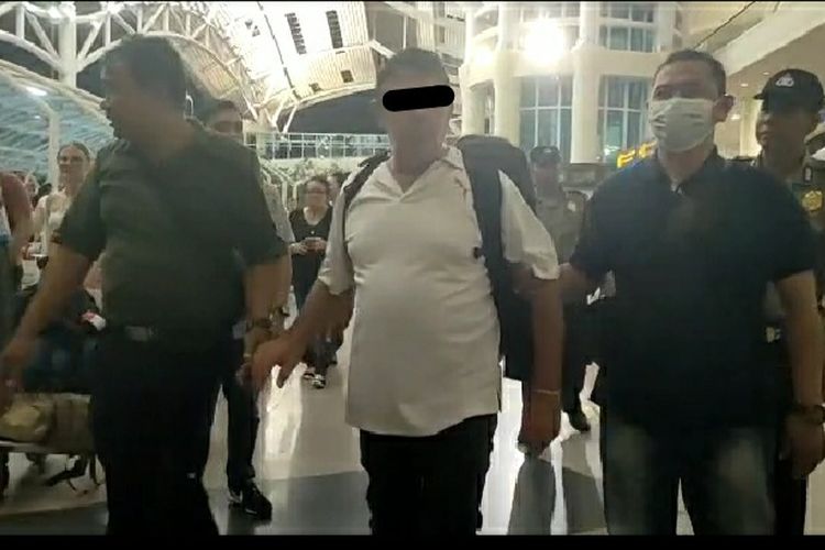 Seorang pria warga negara Australia, GIR (62), saat diamankan polisi karena mabuk dan menuding menuding petugas Bea Cukai mencuri ponselnya di Bandara Ngurah Rai, Kabupaten Badung, Bali Jumat (14/4/2023). /Dok. Humas Polres Kawasan Bandara Ngurah Rai
