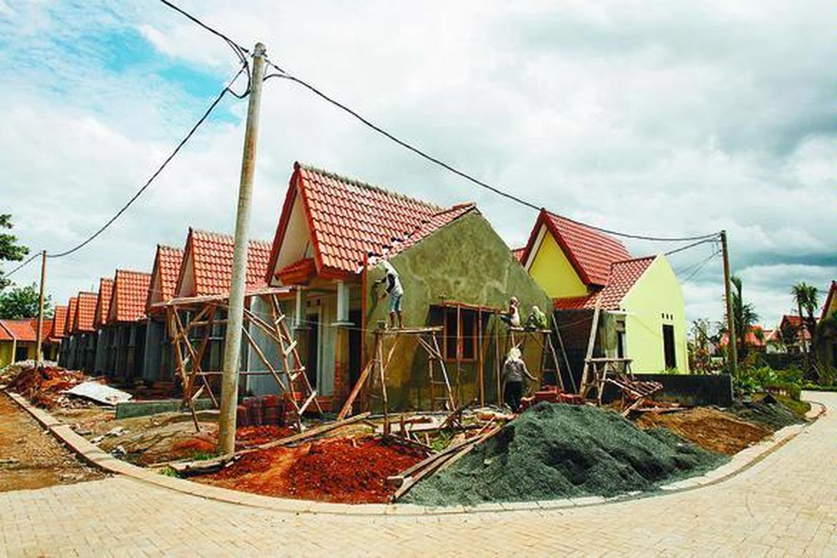 Proyek pembangunan perumahan di kawasan Sawangan, Depok, Minggu (3/2). Suku bunga kredit pemilikan rumah (KPR) yang relatif rendah dan kebutuhan hunian yang meningkat merupakan faktor yang turut menggerakkan sektor properti kian tumbuh subur.