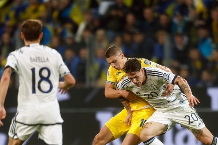 Pemain sayap timnas Italia, Nicolo Zaniolo (kanan), coba melewati adangan pemain Ukraina, Viktor Tsyhankov, pada laga terakhir Grup C Kualifikasi Euro 2024 yang digelar di Stadion BayArena, Leverkusen, Jerman, pada Senin (20/11/2023) malam waktu setempat. (Foto oleh LEON KUEGELER / AFP)