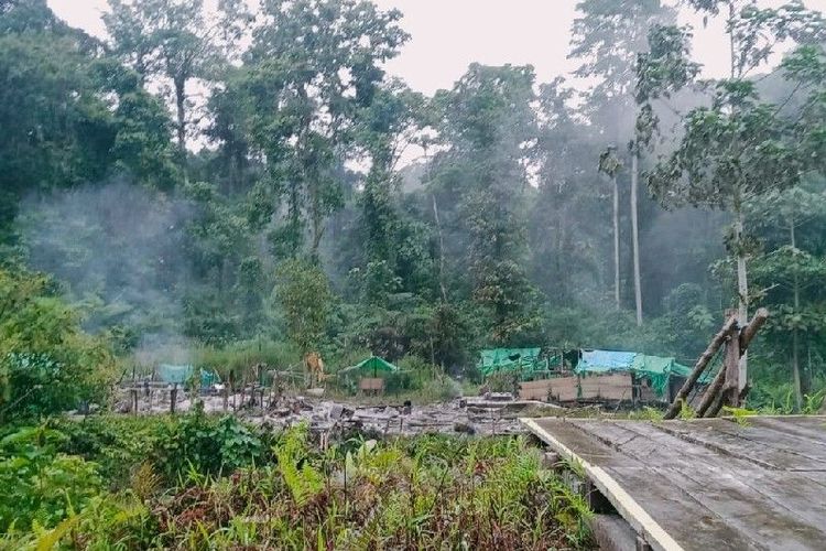 Kamp penambang yang dibakar OTK di Kawe, Kabupaten Pegunungan Bintang, Sabtu malam (5/11/2022). 