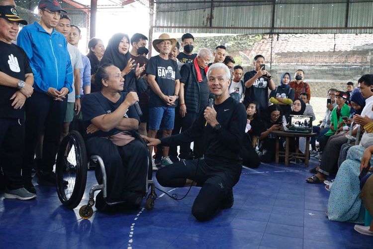 Calon presiden nomor urut 3 Ganjar Pranowo bertemu kelompok disabilitas Lombok di Mataram, Nusa Tenggara Barat, Minggu (3/12/2023), bertepatan dengan Hari Disabilitas Internasional.