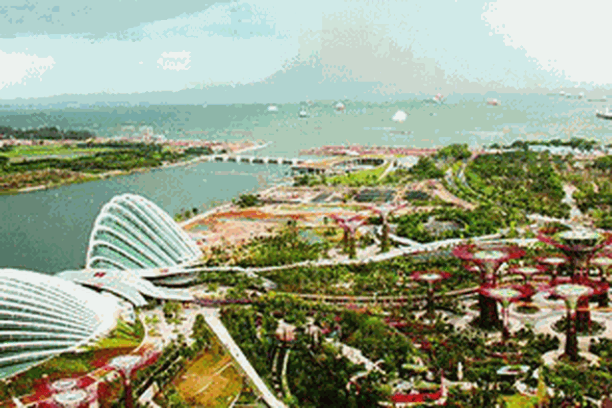 Garden by The Bay Singapura terletak di kawasan reklamasi Marina Bay. Taman yang merupakan ruang terbuka hijau ini memiliki luas 101 hektar. Keberadaan Garden by The Bay ini tidak lagi menjadi taman kota, melainkan Singapura kota di tengah taman.