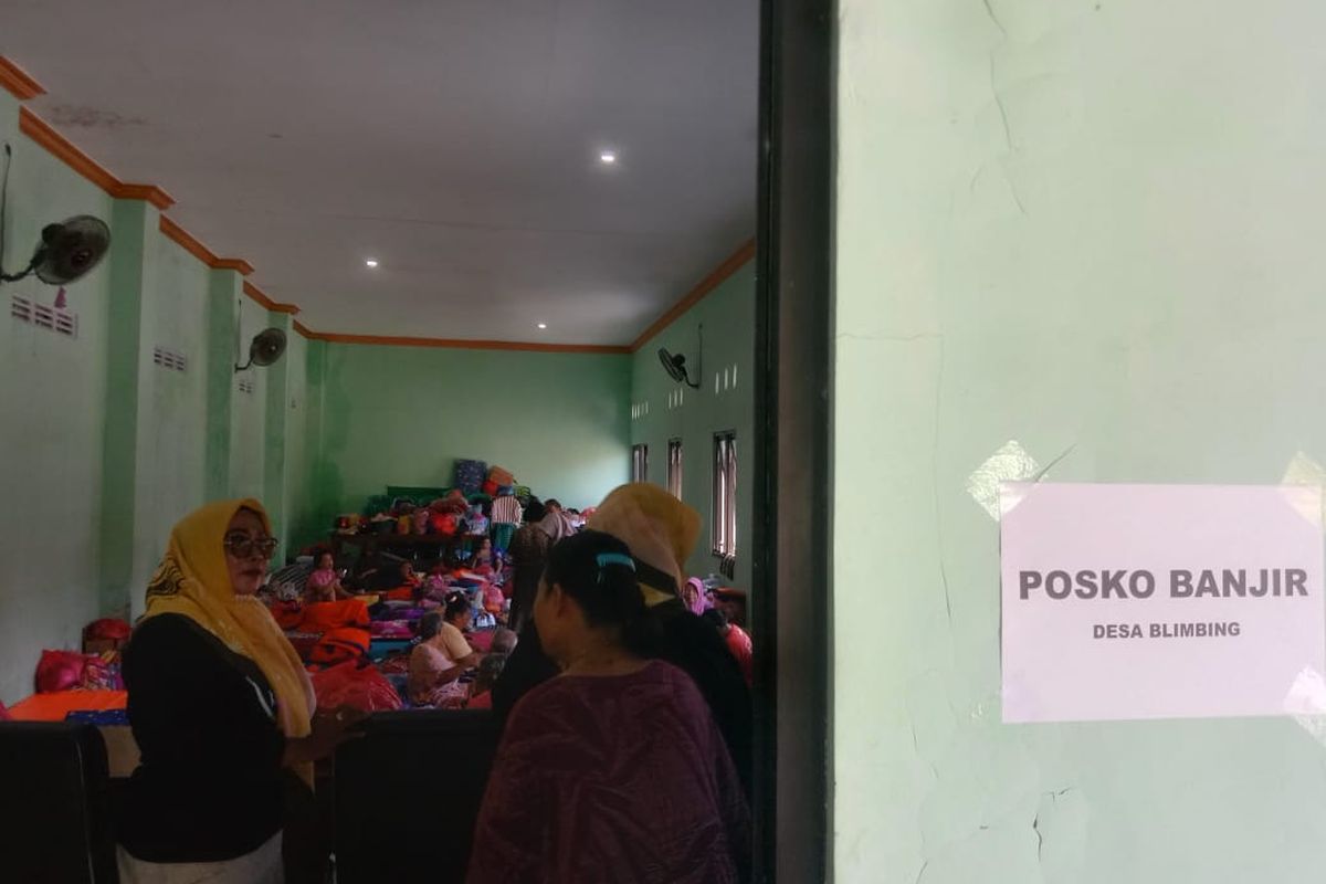 Suasana di Posko Pengungsian korban banjir di Kantor Desa Blimbing, Kecamatan Kesamben, Kabupaten Jombang, Jawa Timur, Jumat (13/12/2024).
