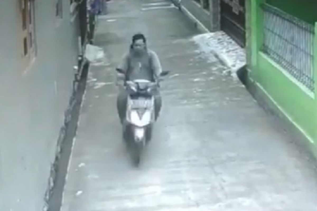 Sosok pengendara motor di Kaliabang, Bekasi Utara, Jawa Barat, yang terekam CCTV melakukan pelecehan seksual terhadap seorang perempuan berkerudung panjang yang sedang berjalan kaki gang dekat tempat tinggal peremuan itu. Polisi setempat membenarkan adanya kasus itu.