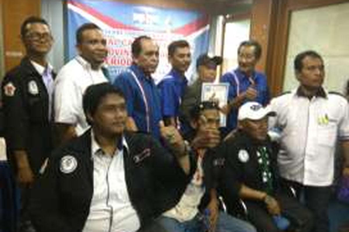 Relawan Cagub Yusril Ihza Mahendra berfoto bersama sejumlah pejabat Partai Demokrat di DPD Demokrat, di Jakarta Timur. Senin (11/4/2016)