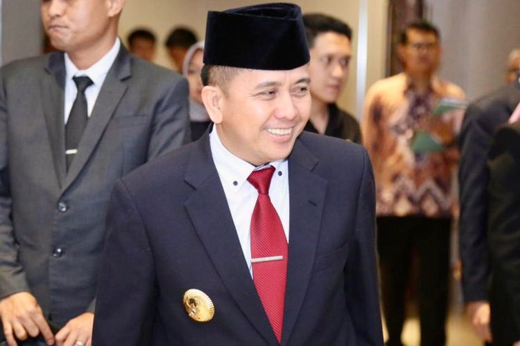 Penjabat (Pj) Gubernur Sumatera Selatan (Sumsel) Agus Fatoni dalam Rapat Paripurna ke-LXXXIII DPRD Sumsel Tahun 2024 di Kantor DPRD Sumsel, Palembang, Sumsel, Kamis (2/5/2024).
