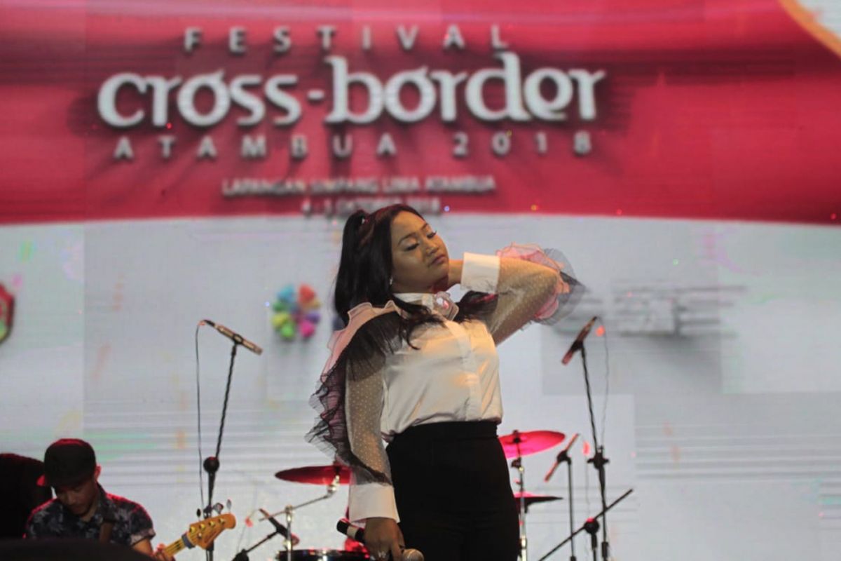 Maria Dwi Permata Simorangkir atau Maria Simorangkir (16), saat tampil menghibur warga Kota Atambua, dalam Festival Cross Border Atambua 2018