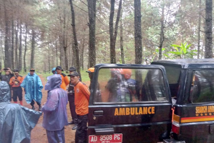 CARI KORBAN—Tim gabungan mencari keberadaan Kakek Sarikun (63) yang dilaporkan hilang di hutan Seper,Desa Balaipanjang, Kecamatan Jatipurno, Kabupaten Wonogiri, Jawa Tengah, Kamis (17/11/2022).