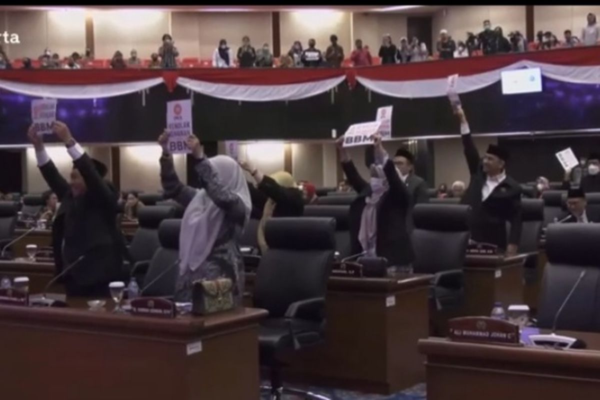 Anggota Fraksi PKS membentangkan kertas bertulisan PKS Tolak Kenaikan Harga BBM dalam rapat paripurna DPRD DKI Jakarta, Selasa (6/9/2022).
