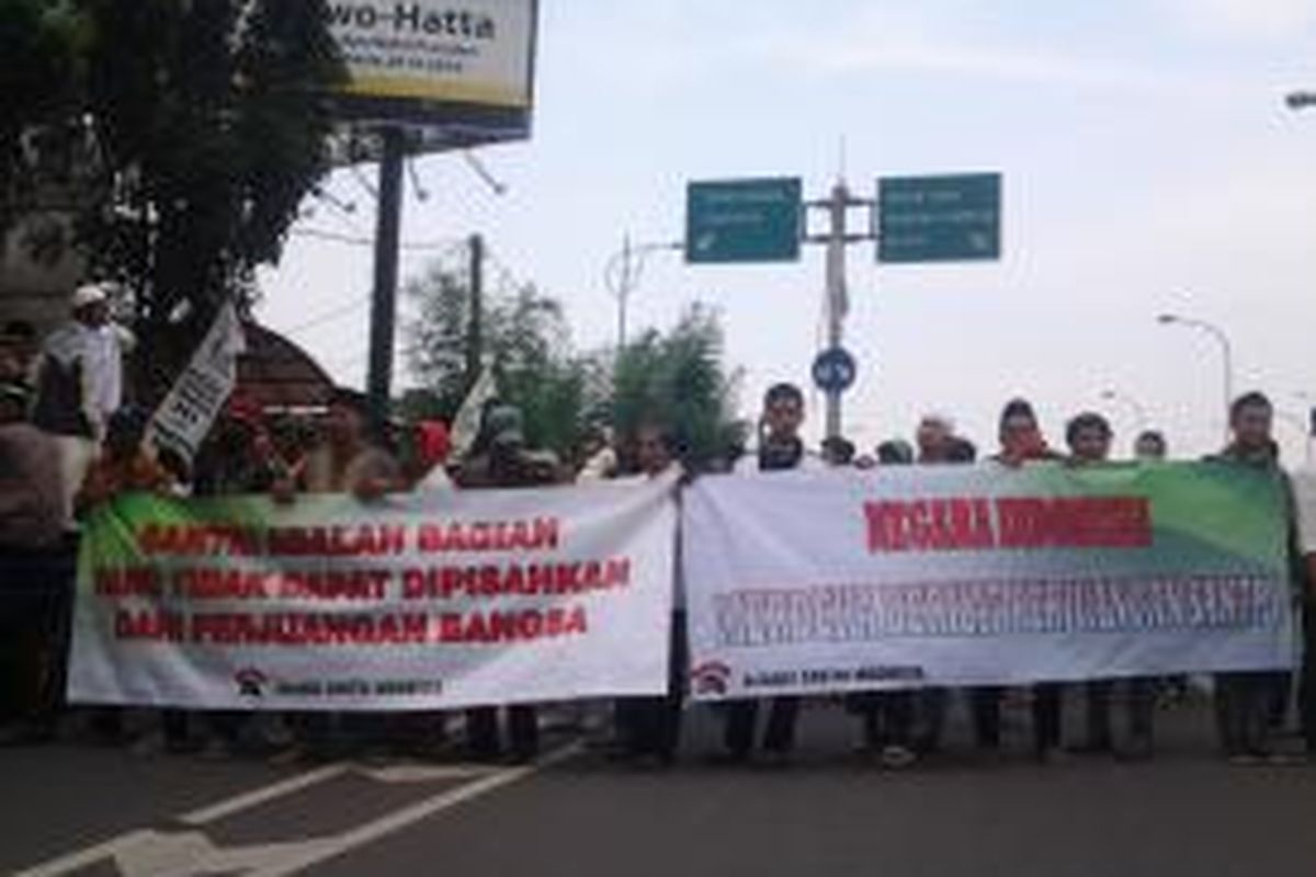 Ratusan santri yang tergabung dalam Aliansi Santri Indonesia mengelar aksi demonstrasi di depan DPP PKS, Jalan TB Simatupang, Pasar Minggu, Jakarta (3/7/2014).