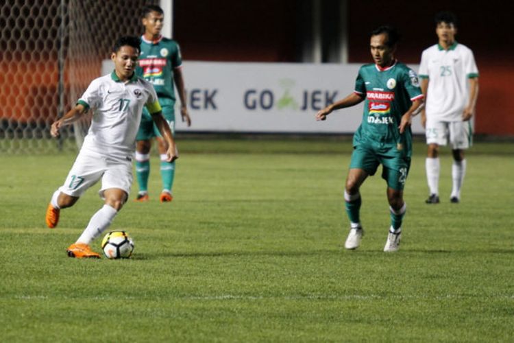 Gelandang timnas U-19 Indonesia, Syahrian Abimanyu (kiri) membawa bola dan mencoba menjauh dari kawalan pemain PSS Sleman pada laga uji coba di Stadion Maguwoharjo pada 2 Juni 2018.

