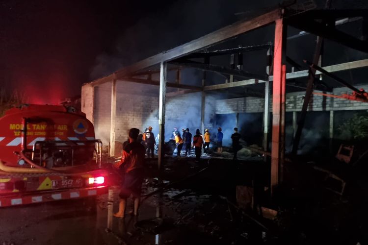 Gudang peralatan milik Sutrisno (45) Kades Sojopuro, Kecamatan Mojotengah, Kabupaten Wonosobo terbakar pada Kamis (28/3/2024) sore. 