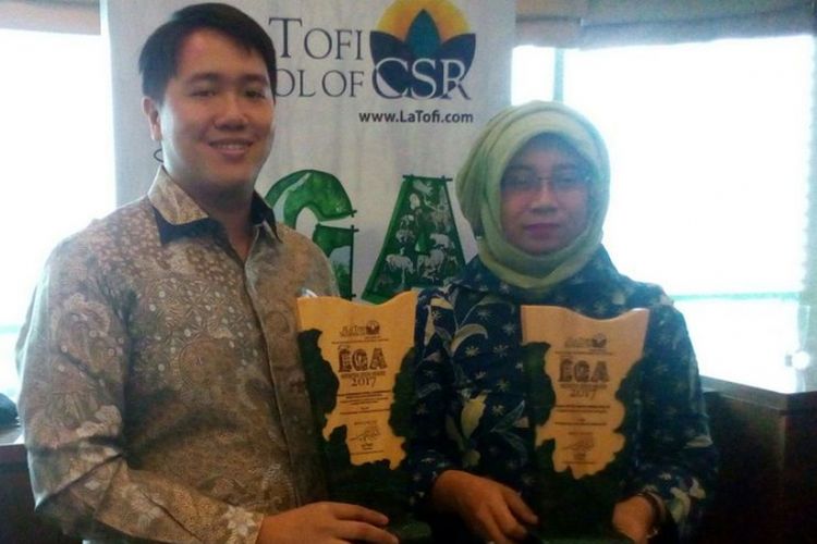 Produk Manajer di PT Jamu dan Farmasi Sido Muncul Tbk (SIDO)  Marco Jonathan Hidayat (kiri) dan Senior PR Manager SIDO Nanik R Sunarso (kanan) di sela-sela perhelatan Indonesia Green Award (IGA) 2017, Rabu (3/5/2017).  
