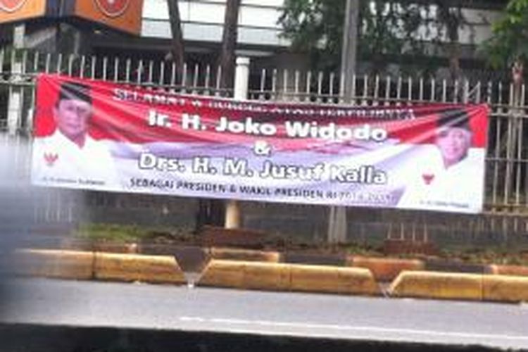 Spanduk ucapan selamat kepada Joko Widodo-Jusuf Kalla yang terpasang di depan Pejaten Village, Jakarta Selatan.