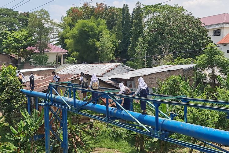 Viral Siswa di Medan Bertaruh Nyawa untuk Berangkat Sekolah, Tapaki Pipa Air Lewati Sungai Deli