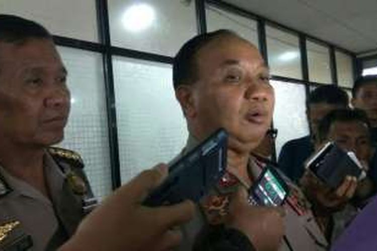 Kapolda Kalbar, Irjen Pol Musyaffak memberikan keterangan kepada wartawan usai melakukan pertemuan tertutup dengan perwakilan masa aksi di mapolda Kalbar (13/1/2017)