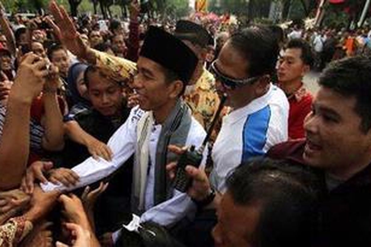 Gubernur DKI Jakarta, Joko Widodo, diserbu penggemarnya saat menikmati sajian budaya dari peserta Kirab Budaya Rakyat (Kibar) yang berjalan melewati Balai Kota Jakarta, Minggu (28/10/2012). Acara tersebut digelar untuk pertama kalinya di Jakarta, guna memperingati hari Sumpah Pemuda. 